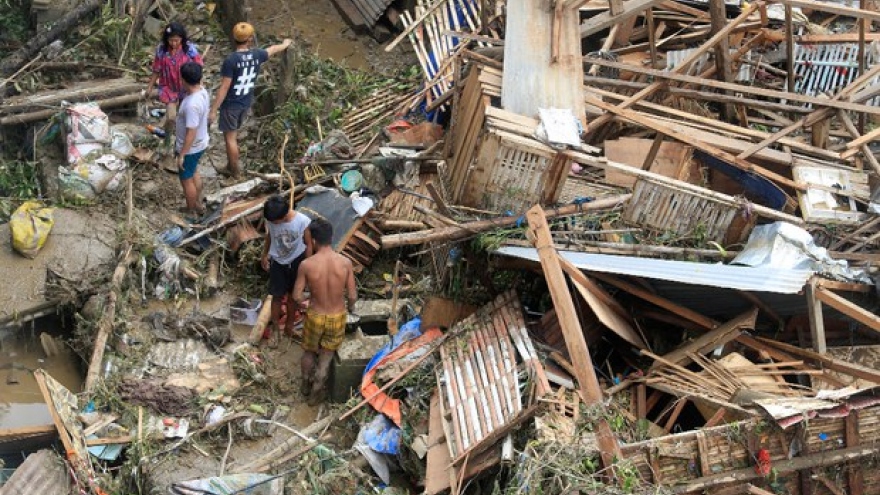 Philippines hạ cấp cảnh báo siêu bão Mawar